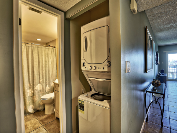 Luxurious Bayfront Condo Steps to beach
